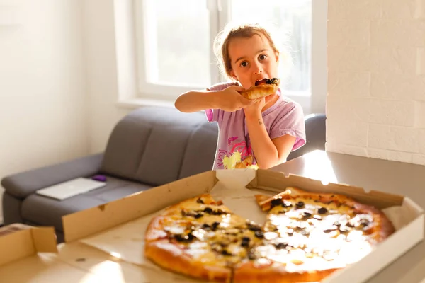 Portrait Petite Fille Affamée Mangeant Délicieuses Pizzas Dans Une Cuisine — Photo