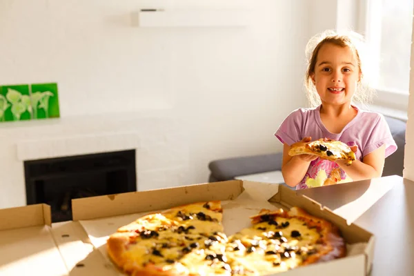 Retrato Una Niña Hambrienta Comiendo Sabrosa Pizza Cocina Soleada — Foto de Stock