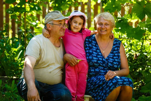정원에서 할머니와 할아버지와 포즈를 취하는 — 스톡 사진