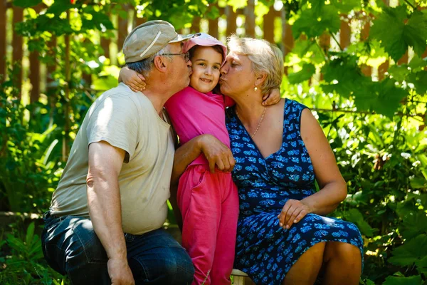 정원에서 할머니와 할아버지와 포즈를 취하는 — 스톡 사진