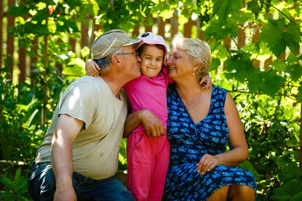 Niña Posando Con Abuela Abuelo Jardín Verde — Foto de Stock