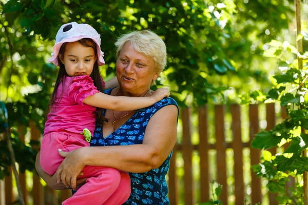 Feliz Avó Posando Com Menina Jardim — Fotografia de Stock