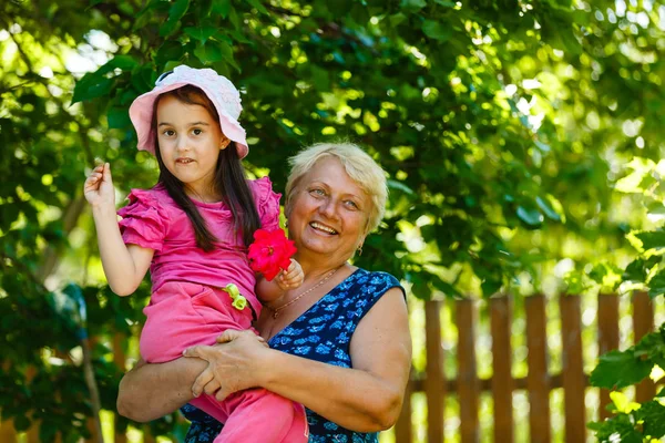 Gelukkige Grootmoeder Poseren Met Klein Meisje Tuin — Stockfoto