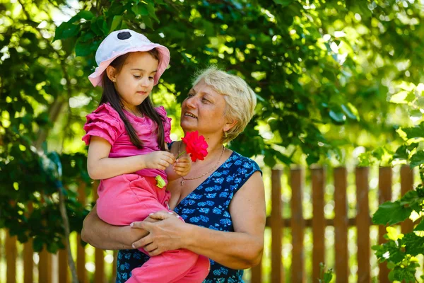 Bonne Grand Mère Posant Avec Petite Fille Dans Jardin — Photo