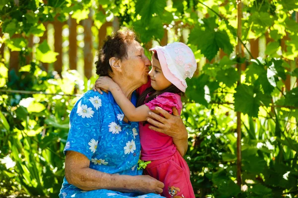 Avó Feliz Neta Descansando Jardim Verde — Fotografia de Stock