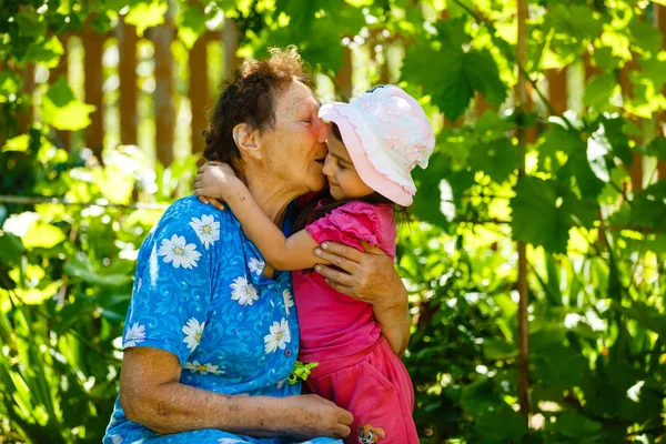 Glückliche Oma Und Enkelin Ruhen Sich Grünen Garten Aus — Stockfoto