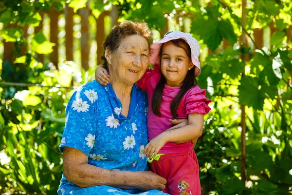 Счастливые Бабушка Внучка Отдыхают Зеленом Саду — стоковое фото