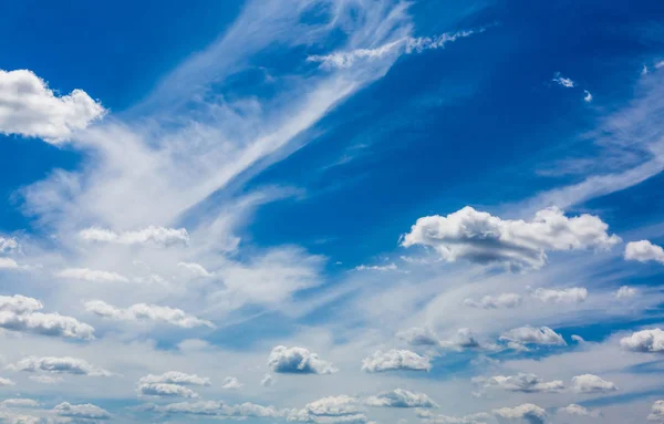 Blå Himmel Med Fluffiga Vita Moln — Stockfoto