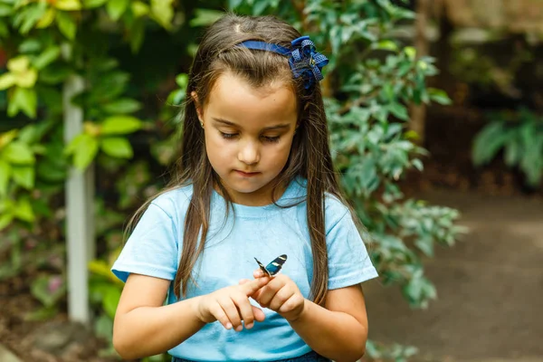 Fechar Vista Menina Segurando Borboleta Mão — Fotografia de Stock