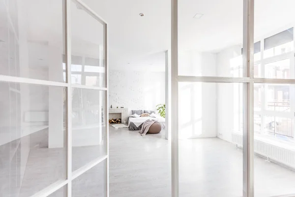 Белая Спальня Чердачным Дизайном — стоковое фото