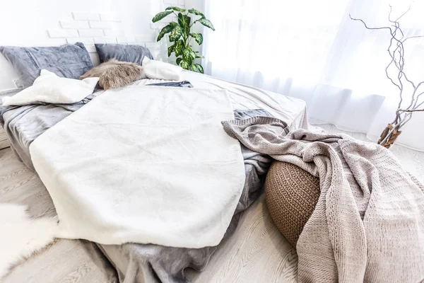 Зручне Ліжко Подушками Білому Дивані — стокове фото
