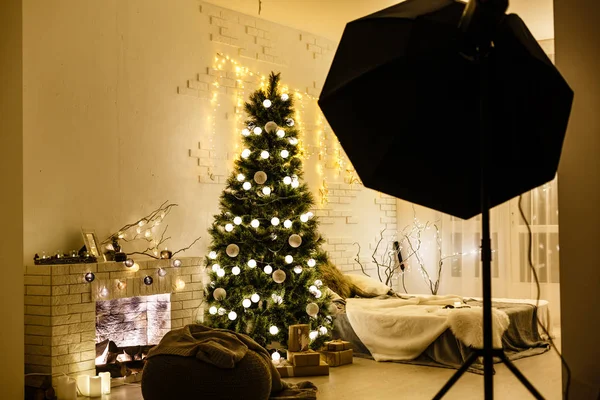 舒适的灯光内饰与圣诞节装饰 — 图库照片