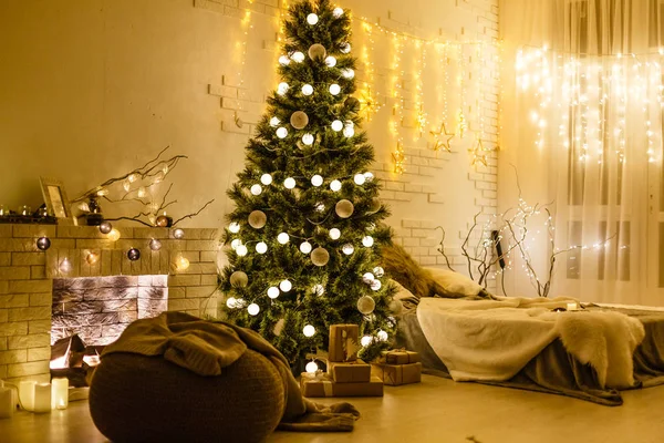 Уютный Светлый Интерьер Рождественскими Украшениями — стоковое фото