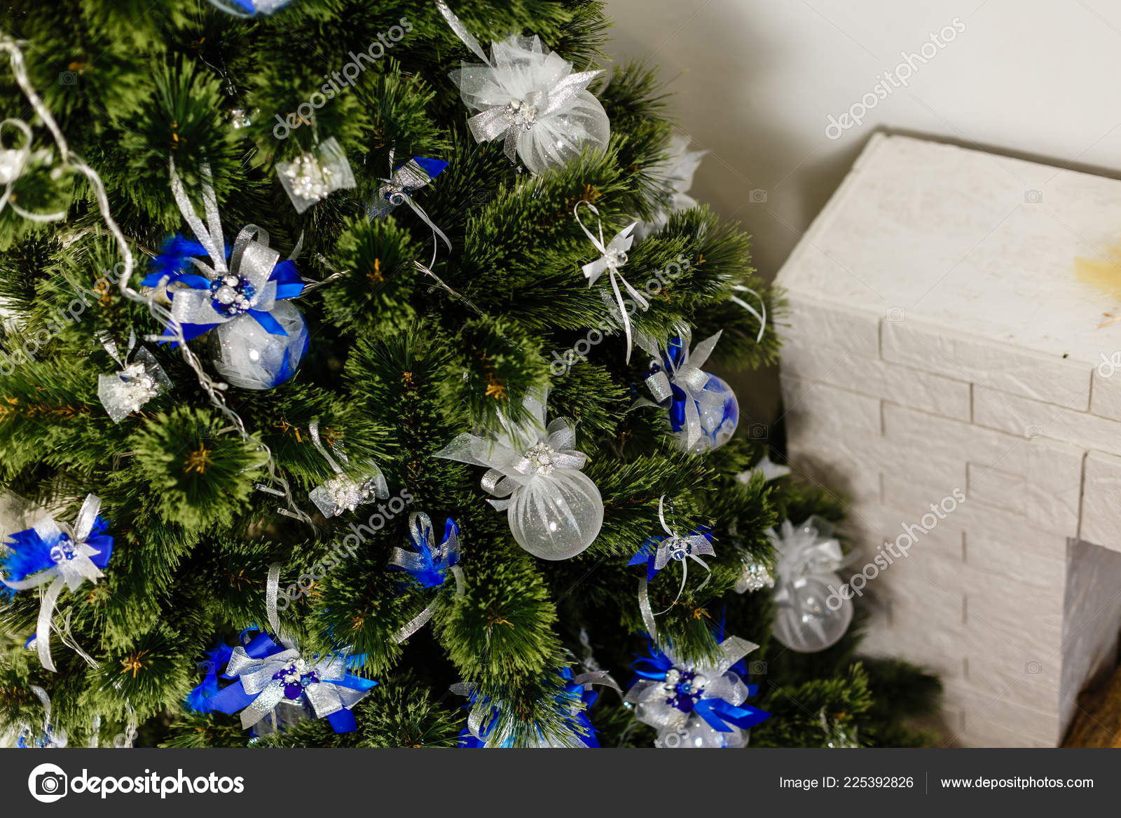 Vista Próxima Árvore Decorada Natal Com Guirlanda Bolas Azuis fotos,  imagens de © sinenkiy #225392826