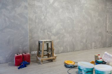 Onarım sürecinde hafif şık oda iç 