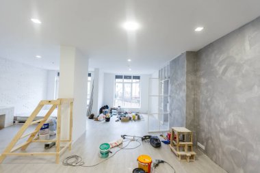 Onarım sürecinde hafif şık oda iç 