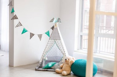 Beyaz odada oyuncak ayı ile Çocuk şık wigwam