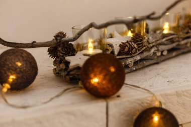 Mumlar ve Noel süslemeleriyle dolu bir hayat