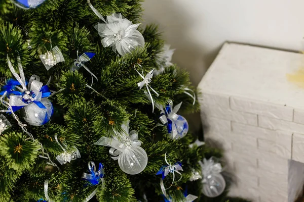 Κοντινή Όψη Του Χριστουγεννιάτικου Στολισμένο Δέντρο Στεφάνι Και Μπλε Μπάλες — Φωτογραφία Αρχείου