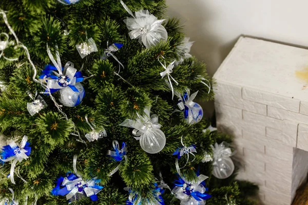 Κοντινή Όψη Του Χριστουγεννιάτικου Στολισμένο Δέντρο Στεφάνι Και Μπλε Μπάλες — Φωτογραφία Αρχείου