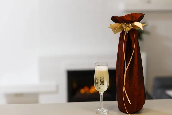 Şampanya Kırmızı Dekore Şişe Şampanya — Stok fotoğraf