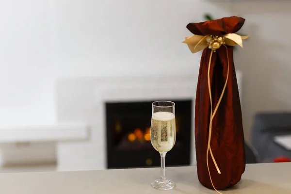 Glas Champagner Und Rot Dekorierte Flasche Champagner — Stockfoto
