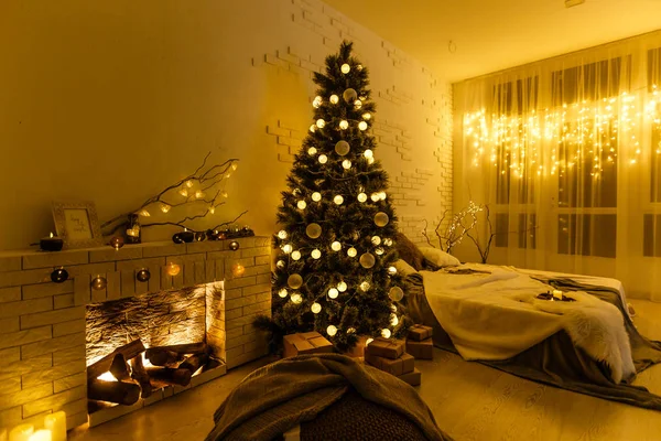 Уютный Светлый Интерьер Рождественскими Украшениями — стоковое фото