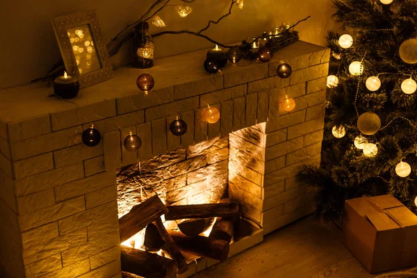 客厅内部 有装饰壁炉和圣诞树 — 图库照片