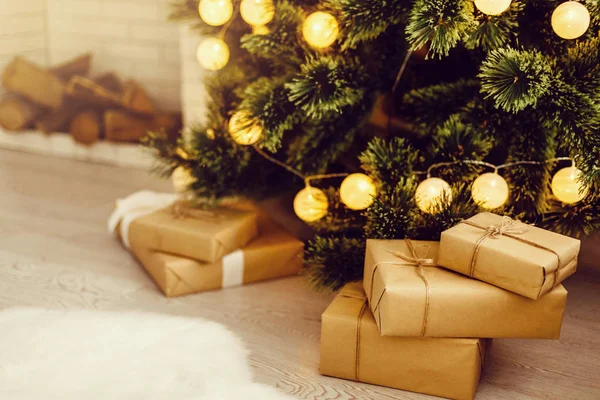 クリスマスの装飾と居心地の良い明るいインテリア — ストック写真