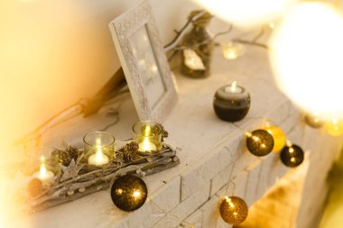 Mum ve altın toplarla Noel süslemesi