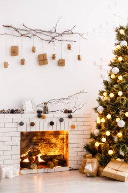 Oturma odası dekore edilmiş şömine ve Noel ağacı ile ev iç