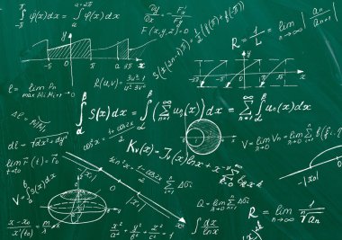 Matematik formülleri tahta üzerinde beyaz tebeşir tarafından yazılmış