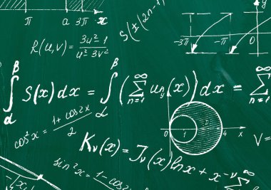 Matematik formülleri tahta üzerinde beyaz tebeşir tarafından yazılmış