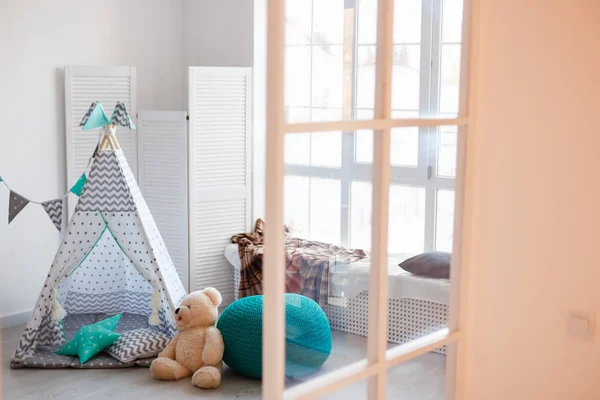 Children Stylish Wigwam Teddy Bear White Room — Stock Photo, Image