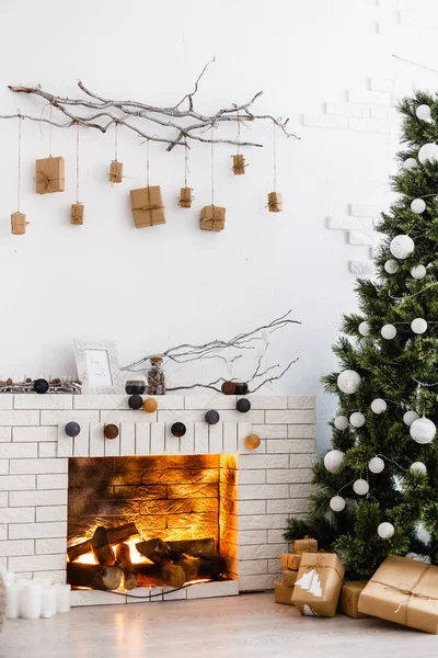 Salón Casa Interior Con Chimenea Decorada Árbol Navidad —  Fotos de Stock