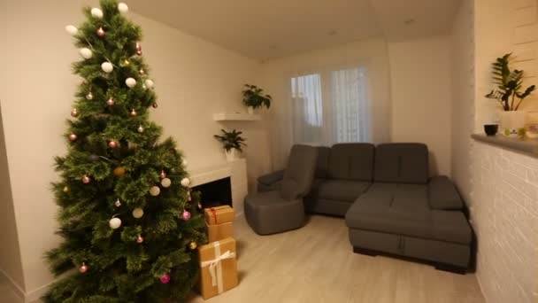 Interior Elegante Com Lareira Árvore Natal Decorada Com Presentes — Vídeo de Stock