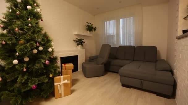 Elegante Interior Con Chimenea Árbol Navidad Decorado Con Regalos — Vídeo de stock