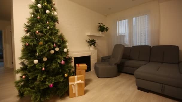 Stijlvolle Interieur Met Open Haard Versierde Kerstboom Met Geschenken — Stockvideo