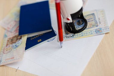 seyahat konsepti. Pasaportlar ve biletler masaya.