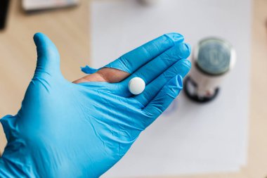 Doping testi: araştırmacı avucunun içinde büyük bir tablet tutuyor.