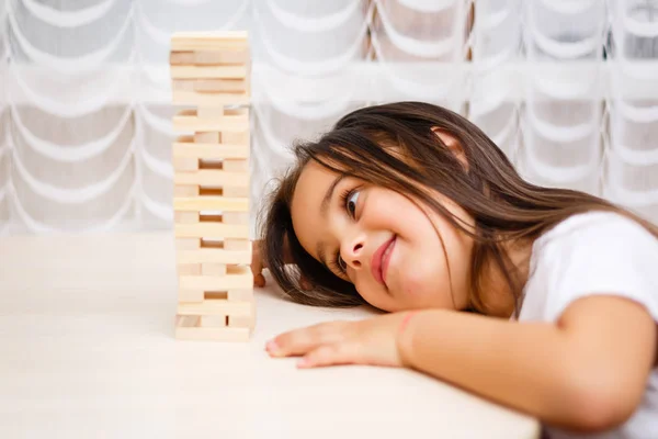 Niña Morena Jugando Con Bloques Madera Casa — Foto de Stock