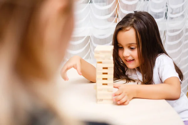 Niña Morena Jugando Con Bloques Madera Casa — Foto de Stock