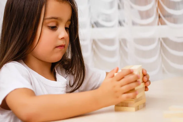 Niña Morena Jugando Con Bloques Madera Casa — Foto de Stock