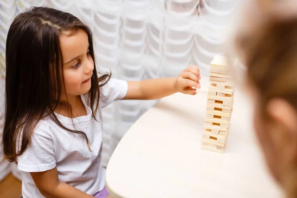 Niña Morena Jugando Con Bloques Madera Casa — Foto de Stock