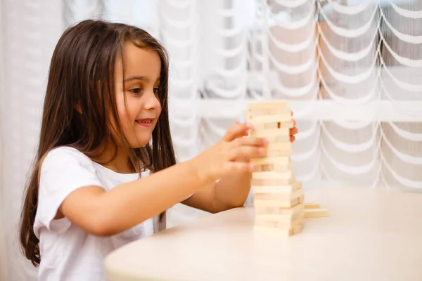 Niña Morena Jugando Con Bloques Madera Casa — Foto de Stock