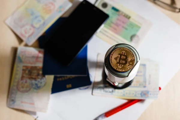 Ξένα Διαβατήρια Και Bitcoin Κέρμα Ουκρανία Και Κρυπτονόμισμα Έννοια Δολάρια — Φωτογραφία Αρχείου