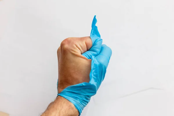 Mannelijke Vuist Gescheurde Plastic Beschermende Handschoen — Stockfoto