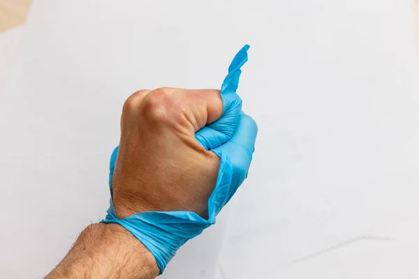 Mannelijke Vuist Gescheurde Plastic Beschermende Handschoen — Stockfoto