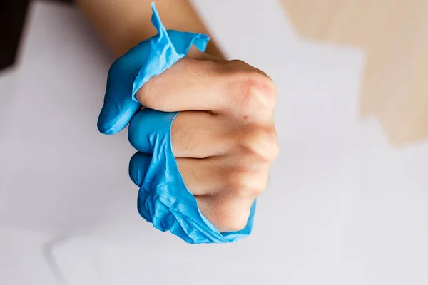 Mannelijke Vuist Gescheurde Plastic Beschermende Handschoen — Stockfoto