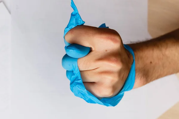 Mannelijke Vuist Gescheurde Plastic Beschermende Handschoen — Stockfoto